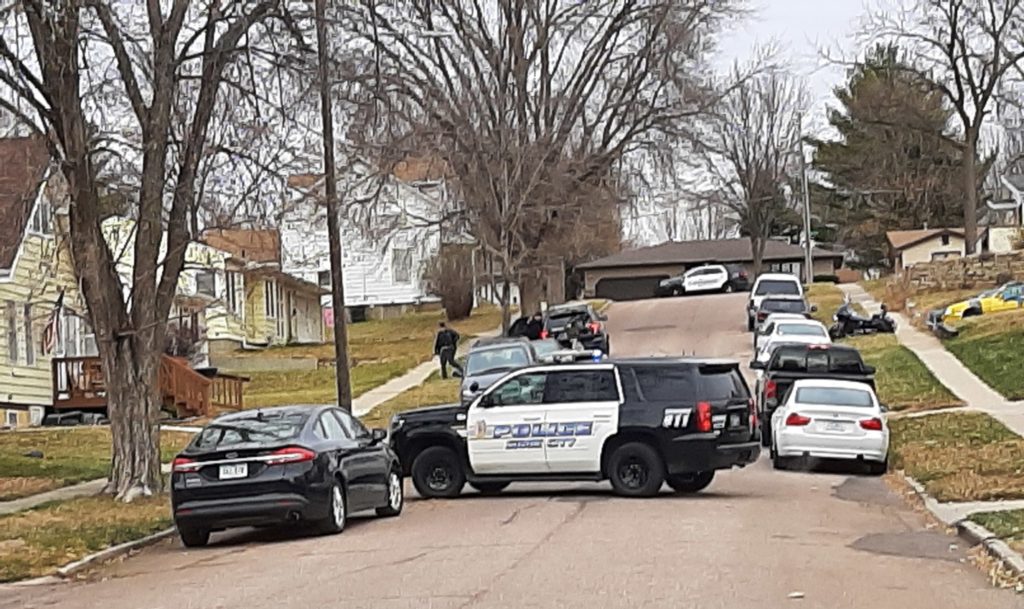 SIOUX CITY POLICE SEARCH FOR STABBING SUSPECT IN LEEDS (Update) - KSCJ 1360