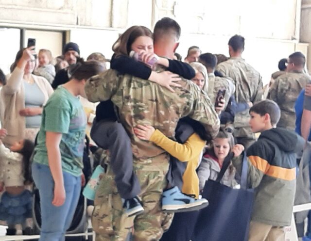 ARMY GUARD FAMILY HUG